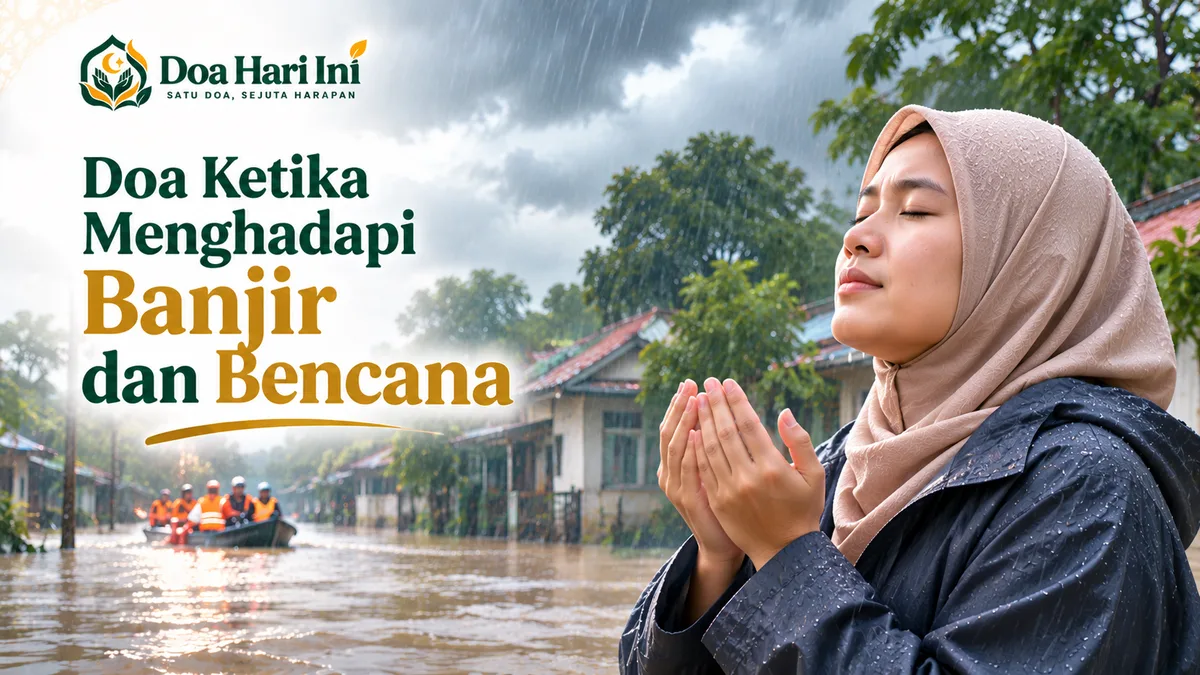 Seorang perempuan berhijab mengenakan jas hujan berdoa dengan tangan menengadah di tengah hujan deras, dengan perahu penyelamat di pemukiman yang terendam banjir